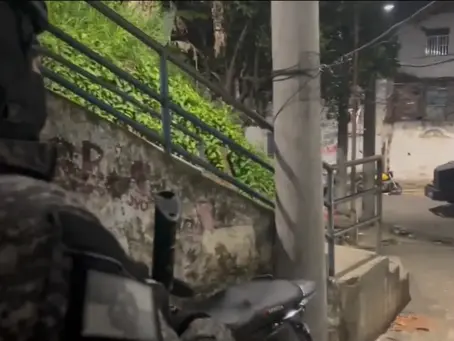 Operação da PM nos morros dos Macacos e do São João fecha escolas na Zona Norte do Rio