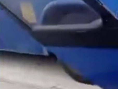 Passageiros são obrigados a descer na Avenida Brasil após porta de ônibus cair