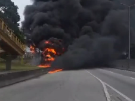 Carreta pega fogo na BR-101 em Itaboraí