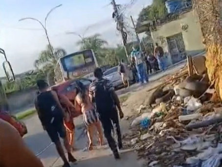 Criminosos sequestram ônibus e usam como barreira durante operação da PM em Caxias