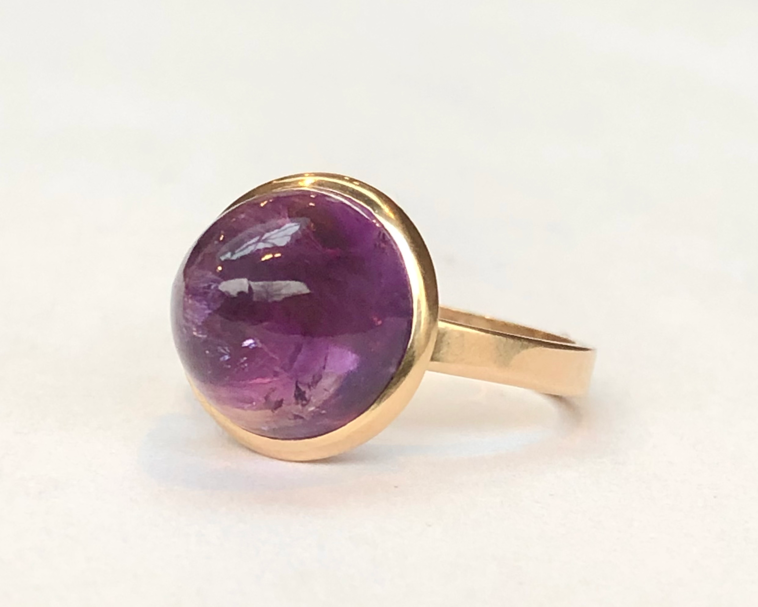 Antique 15ct gold amethyst cabochon ring, UK N.5-O, US 7.25