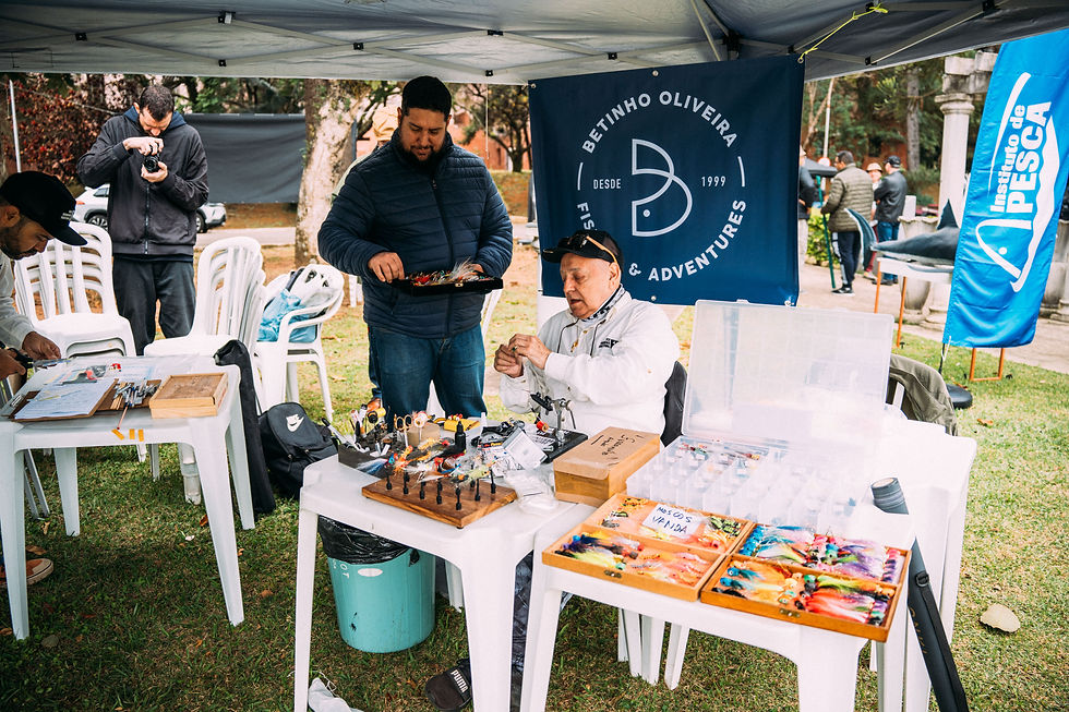Foto de SidneiFly atando diversos padrões de moscas no FFF 2025