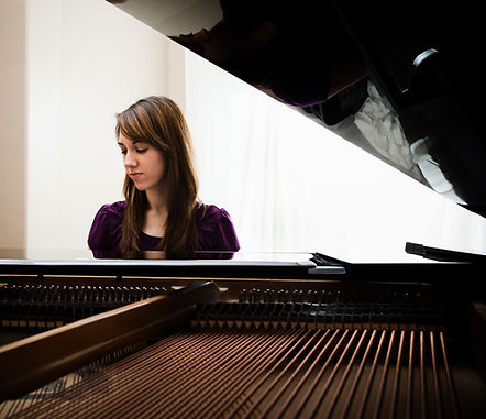 Junge Frau spielt Klavier