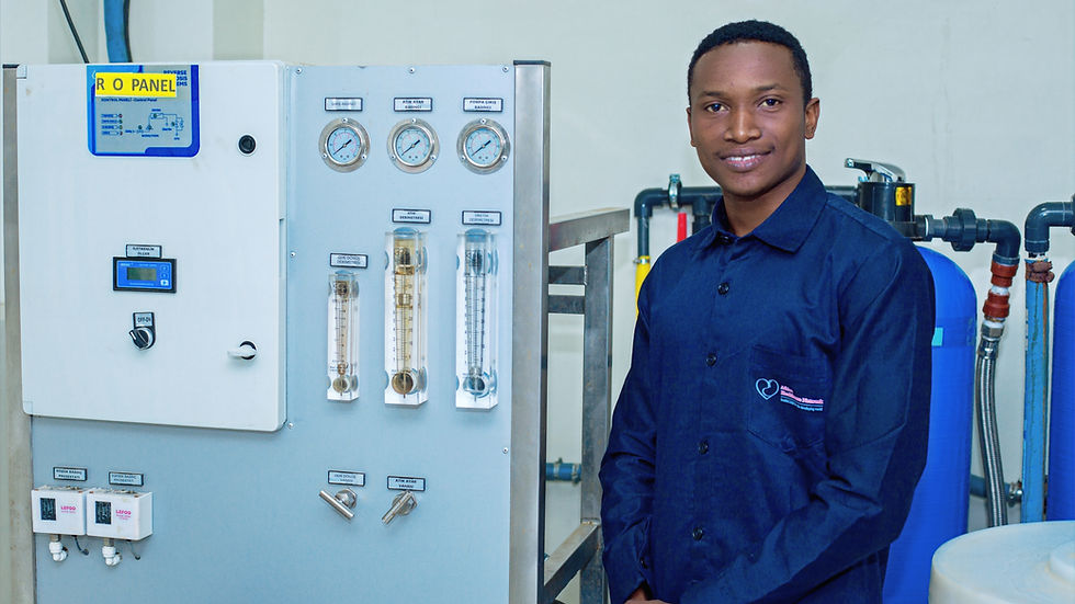 Fundi katika Kituo cha Dialysis cha Hospitali ya Kumbukumbu ya Nanguji akiwa karibu na mfumo wa kisasa wa maji wa RO unaohakikisha usalama na ubora wa huduma za dialysis Morogoro