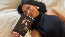 Dua Lipa lança biblioteca digital com mais de 100 livros — incluindo obras censuradas em escolas