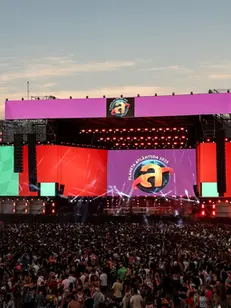 Planeta Atlântida 2026: Anitta, João Gomes, Luísa Sonza, Ebony e mais agitam o primeiro dia do festival.