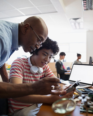Profesor que asiste a un estudiante