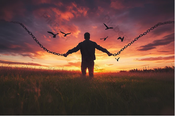 Gün batımında duran bir adamın kopmuş zincirleri tuttuğu sahne; Freedom and Destiny temasını, yaşamın verili örüntüsünden özgürleşme mücadelesini ve özgürlük arayışını kuşların gökyüzüne yükselişiyle simgeliyor.