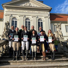 Sieben neue Jagdreiter mit Abzeichen