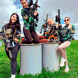 Жени играят пейнтбол, ЯкоЕ