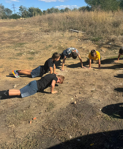 Деца правят загрявка преди старта на пейнтбол играта – важна подготовка за безопасно забавление в Пейнтбол якоЕ София и Перник.