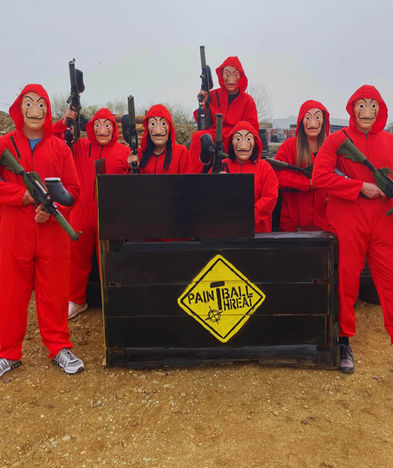 Голяма група участници позира за обща снимка след успешен тиймбилдинг на терена на Пейнтбол якоЕ – София и град Перник.