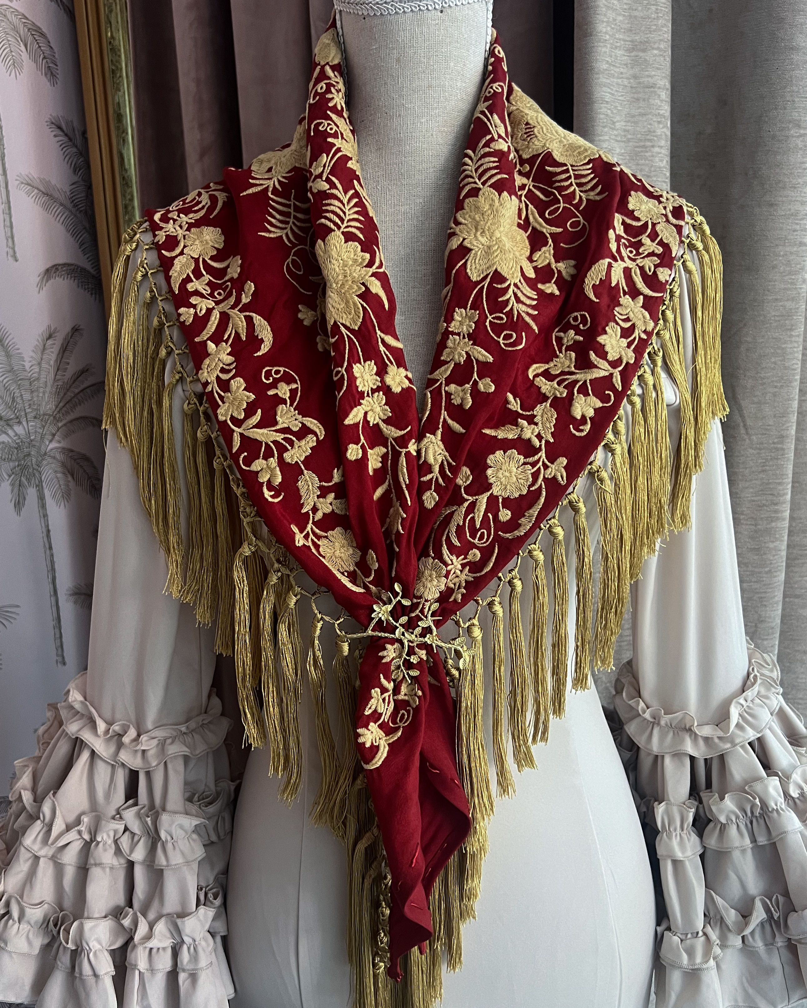 Mantoncillo Abril burdeos fleco dorado borlón