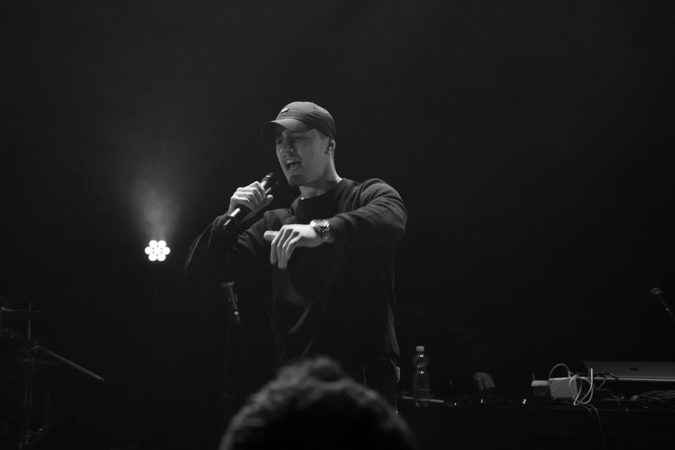 UN1T Konzert im Senkel Stans – Live-Fotos vom 6. Dezember

Am 6. Dezember sorgte die UN1T im Senkel Stans für einen energiegeladenen Hip-Hop-Abend voller Musik, Emotionen und unvergesslicher Momente. Die Live-Show zeigte die Stärke der Crew und brachte die besondere Atmosphäre der Bühne in Stans direkt zum Publikum.

Die Fotos auf dieser Seite halten die Highlights des Abends fest: intensive Live-Momente, die Stimmung im Saal, die Energie auf der Bühne und die Verbindung zwischen Artists und Fans.

Die UN1T hatte bereits zuvor gemeinsam mit Schlimmhomie im Senkel Stans performt und kehrte nun für eine weitere eindrucksvolle Show zurück. Schlimmhomie besteht aus @macimbizzz, @criticalrabbit, @milanit0, @itsmikeymadeit, @yannic_am und @neil_stu.

Alle Konzertfotos wurden von Xana.shots aufgenommen und dokumentieren einen besonderen Abend der Schweizer Hip-Hop-Szene.

Event: UN1T live im Senkel Stans
Datum: 6. Dezember
Ort: Senkel, Stans, Nidwalden, Schweiz
Fotografie: Xana.shots

Entdecke die Konzertfotos und erlebe die Atmosphäre des UN1T Live-Auftritts im Senkel Stans noch einmal.