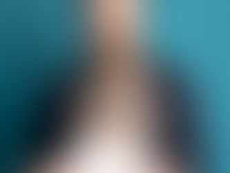 Homem adulto olhando para uma imagem de um cérebro com o semblante buscando compreender