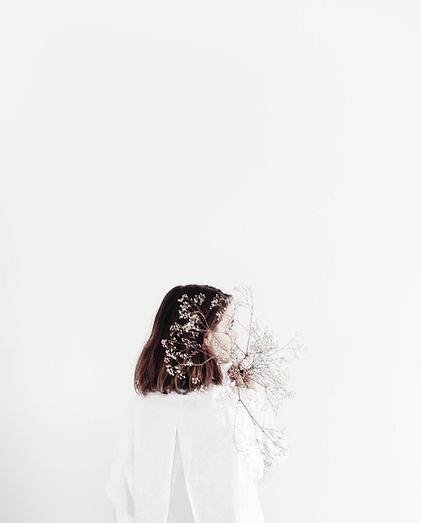 Femme tenant des fleurs