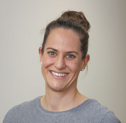 Porträtbild einer erfahrenen Coach und Beraterin, die mit freundlichem Lächeln ihre Leidenschaft nachgeht.