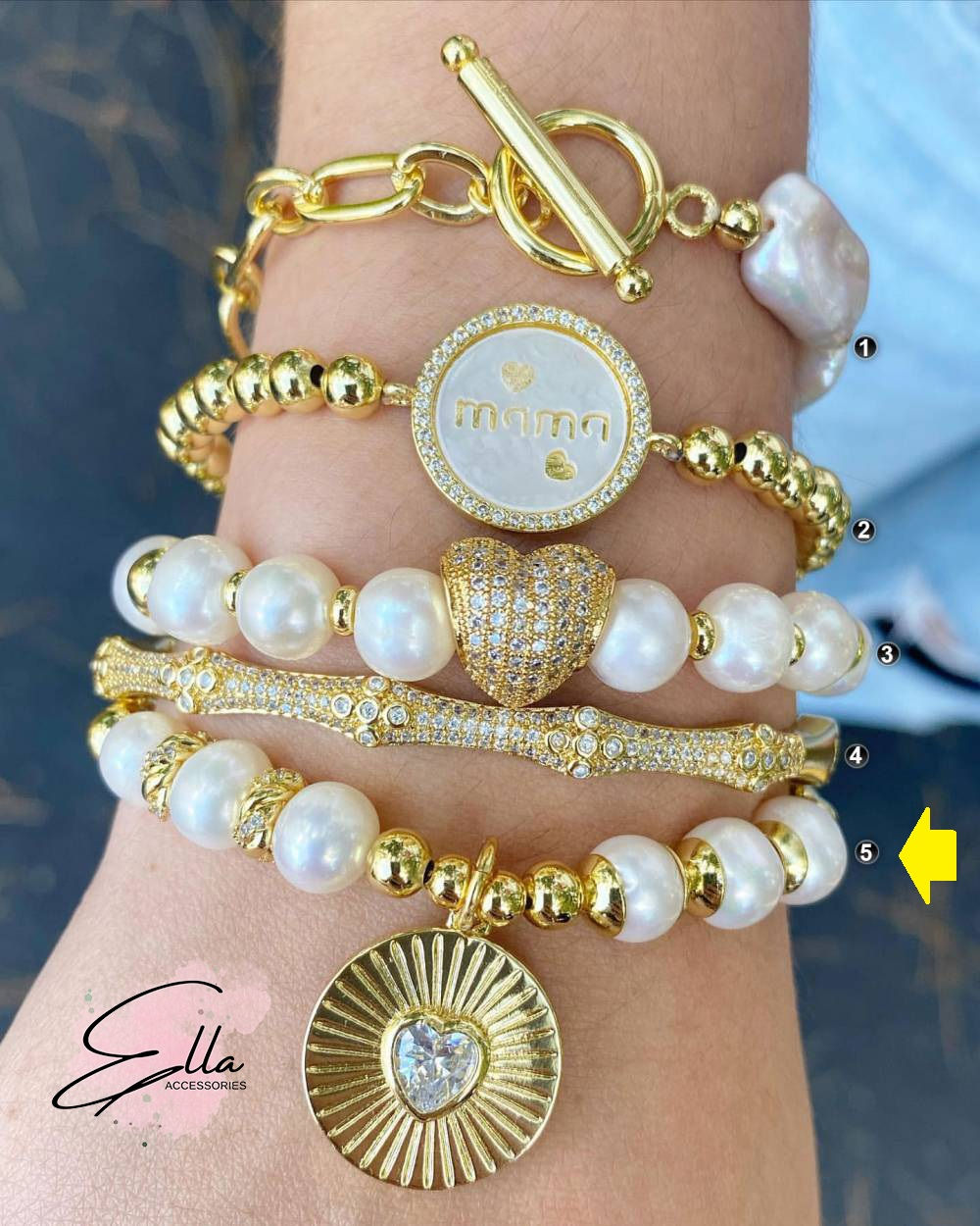 Bracelet made with Brass and Gold Bath, accompanied by Cultured Pearls