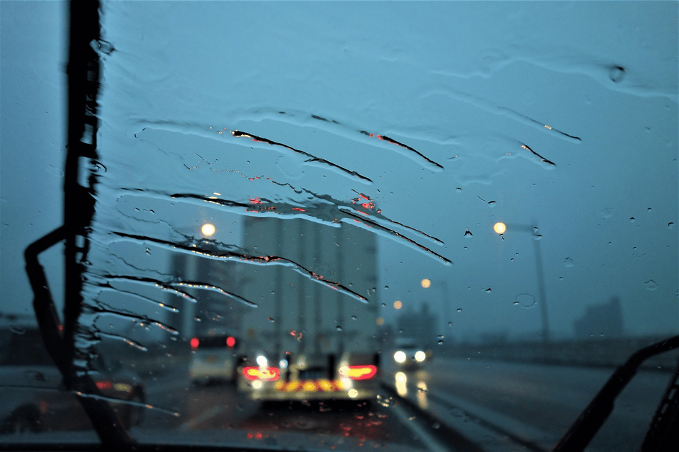 雨の日の運転イメージ
