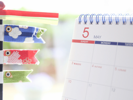 5月のカレンダーと小さい鯉のぼり