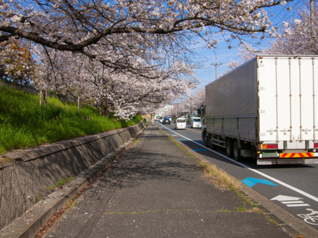 桜と走っているトラック
