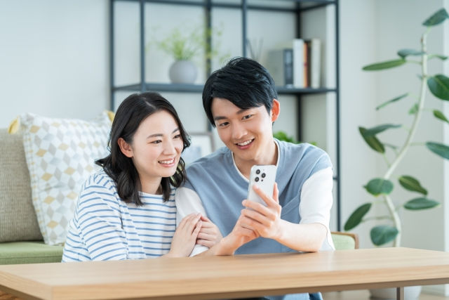 飛脚塗装サービスを利用する若い夫婦