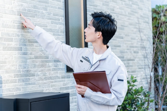 建物診断を行う作業員
