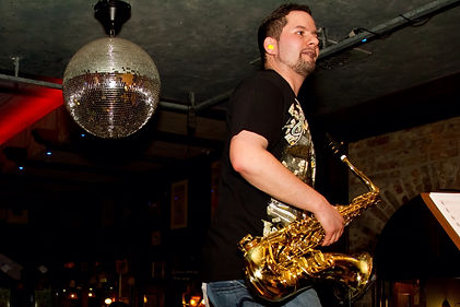Un homme tenant un saxophone à la main
