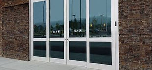 Automated entrance door system of a building