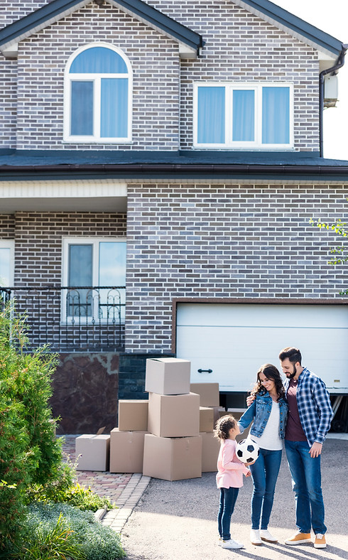 famille devant une nouvelle maison
