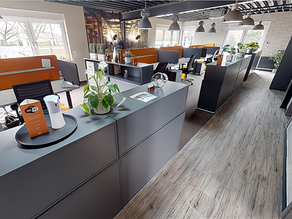 Vergleich der Büromiete mit den Kosten für einen Arbeitsplatz im Coworking-Space: Eine Analyse der monatlichen Aufwendungen.