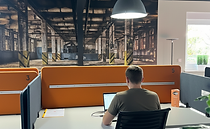 Geschäftliche Begrüßung zwischen zwei Personen im Coworking Space Vision Uelsen als Symbol für Networking