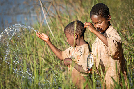 Fotoshooting und Porträtaufnahme für die Abtei Münsterschwarzach von afrikanischen Kindern beim Fischen.
