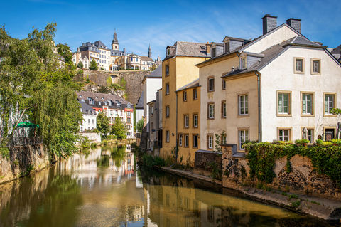 Außenaufnahme bei schönem Wetter vom Zentrum von Luxemburg Stadt und der Alzette. 