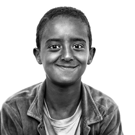 Fotoshooting und Porträtbild in Schwarz-Weiß von einem Waisenkind aus Addis Abeba in Äthiopien.