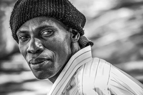 Fotoshooting und Porträtaufnahme eines afrikanischen Mannes für die Abtei Münsterschwarzach.