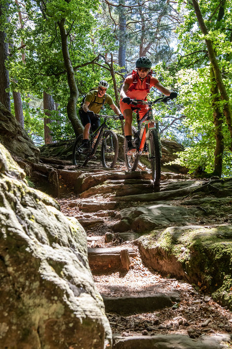 Reisereportage und Outdoor Shooting für Globetrotter zwischen Sandsteinfelsen in Luxemburg. 