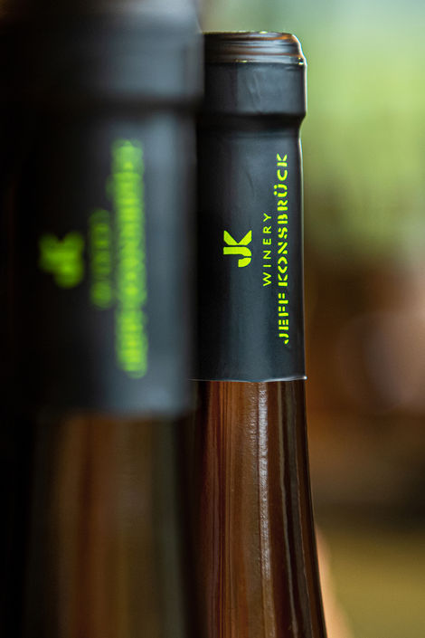 Nahaufnahme von Weinflaschen im Weingut von Jeff Konsbrück.
