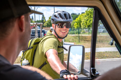 Outdoor Shooting und Porträtaufnahme eines Radfahrers während einer Radtour quer durch Luxemburg. 