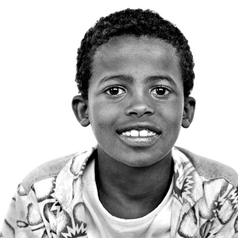 Porträtaufnahme in Schwarz-Weiß von einem jugendlichen Waisenkind aus einem Waisenhaus in Addis Abeba.
