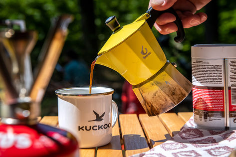 Nahaufnahme und Outdoor Shooting vom Kaffee kochen für Globetrotter. 