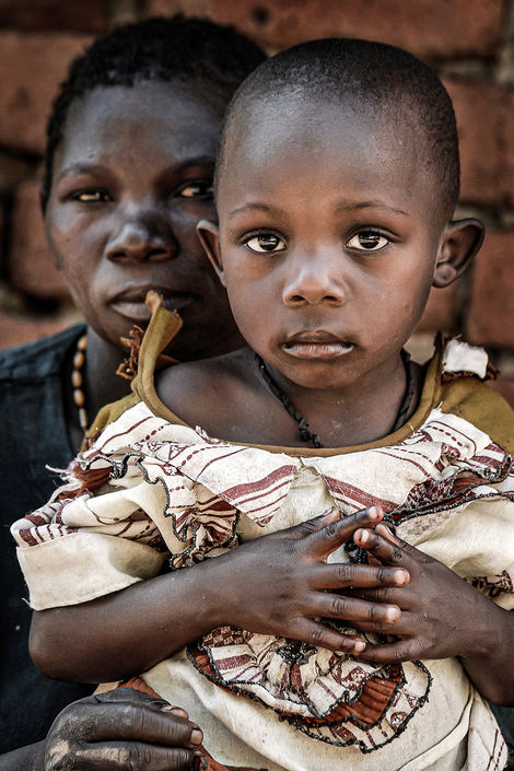 Fotoshooting und Porträtaufnahme eines afrikanischen Kindes mit seiner Mutter.