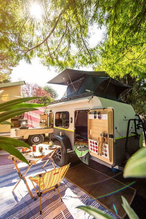 Gegenlichtaufnahme für Globetrotter eines Kuckoo Campers mit Thule Dachzelt auf einem Campingplatz am Lago Maggiore. 