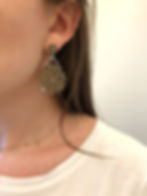 Dalia in Erdgrün, Erdbraun, Gold und Ant