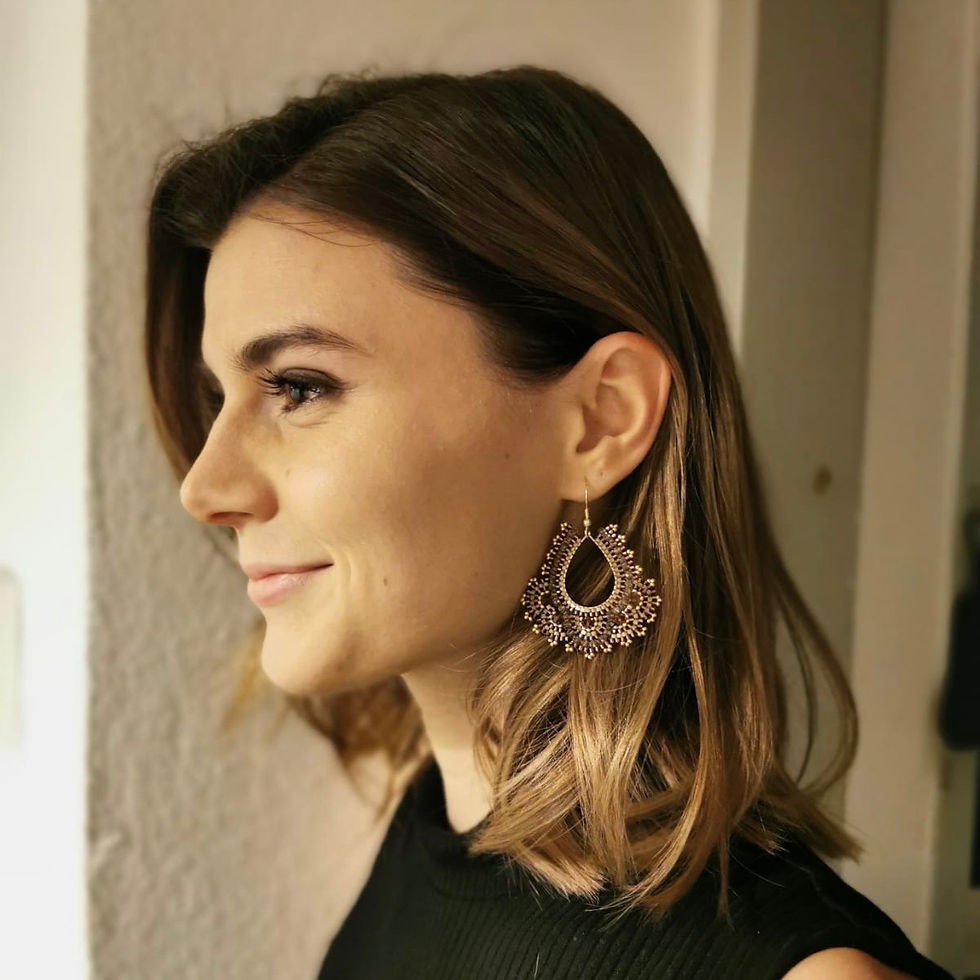 Yara in Braun, Beige und Gold am Ohr