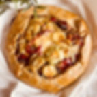 Галета с овощами и сыром от Fancy Bakery — румяная корочка, начинка из кабачка, баклажана, перца и расплавленного сыра
