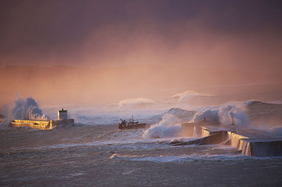 Achat Tirage Photo Côte Basque Vague de tempête en rose sur le port de St Jean de Luz