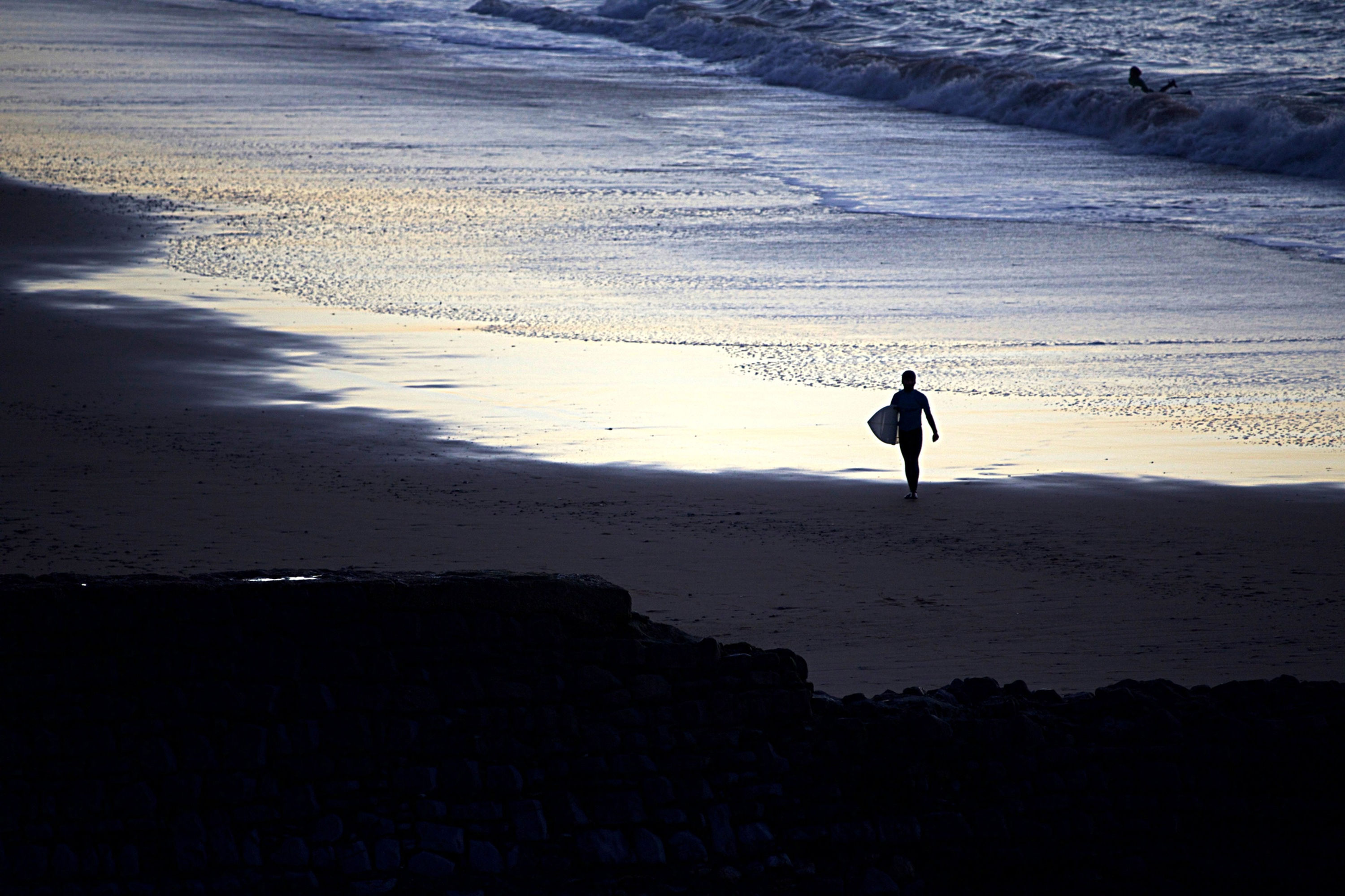 photo de surfer à la tombée de la nuit dans les bleus à Bidart