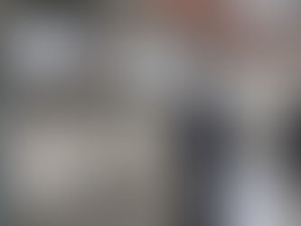 Servis koridorunda duman kontrol damperi, havalandırma kanalı ve yangın kapısını inceleyen MEP mühendisleri.