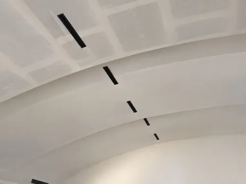 Esenyurt Belediyesi Kapalı Yüzme Havuzu tavanındaki dar dikdörtgen havalandırma menfezleri.